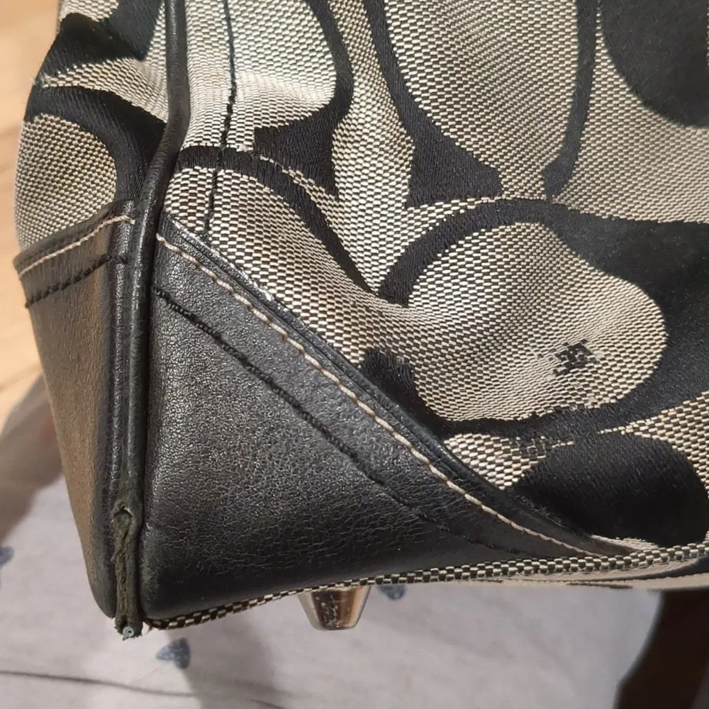 Authentic Coach Hamptons Signature Pocketbook
